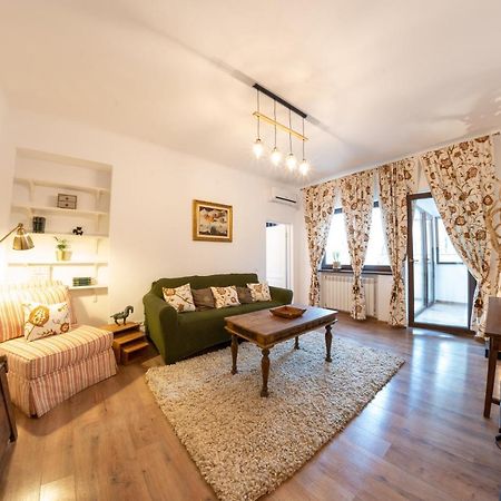 Theatre Rooftop Apartment With Patio Bukares Bagian luar foto