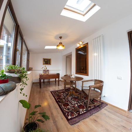 Theatre Rooftop Apartment With Patio Bukares Bagian luar foto