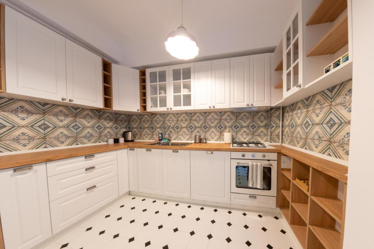 Theatre Rooftop Apartment With Patio Bukares Bagian luar foto