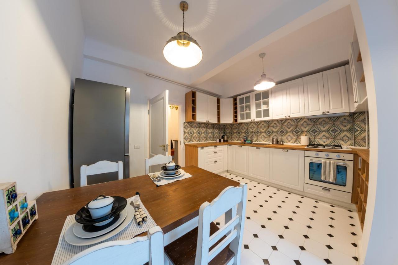 Theatre Rooftop Apartment With Patio Bukares Bagian luar foto