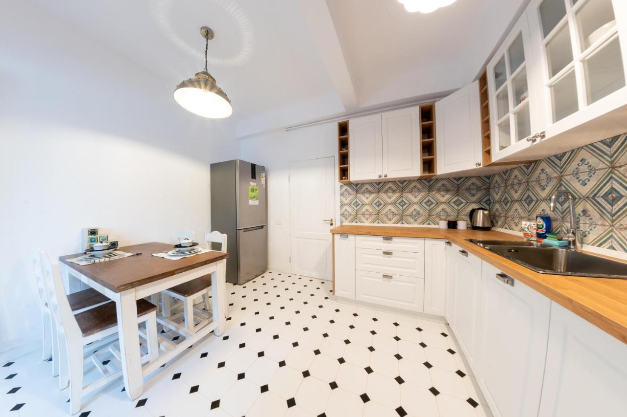 Theatre Rooftop Apartment With Patio Bukares Bagian luar foto