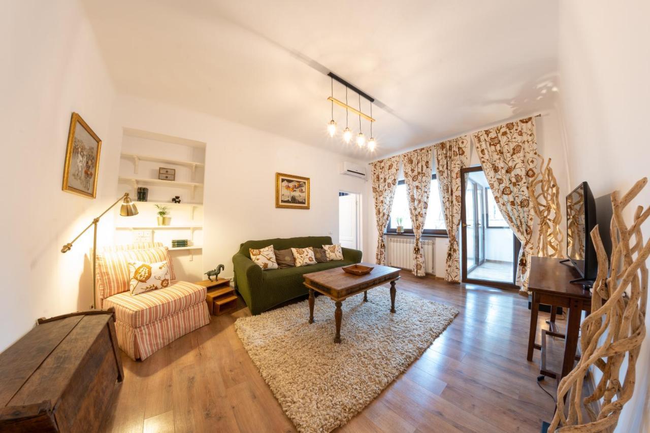 Theatre Rooftop Apartment With Patio Bukares Bagian luar foto