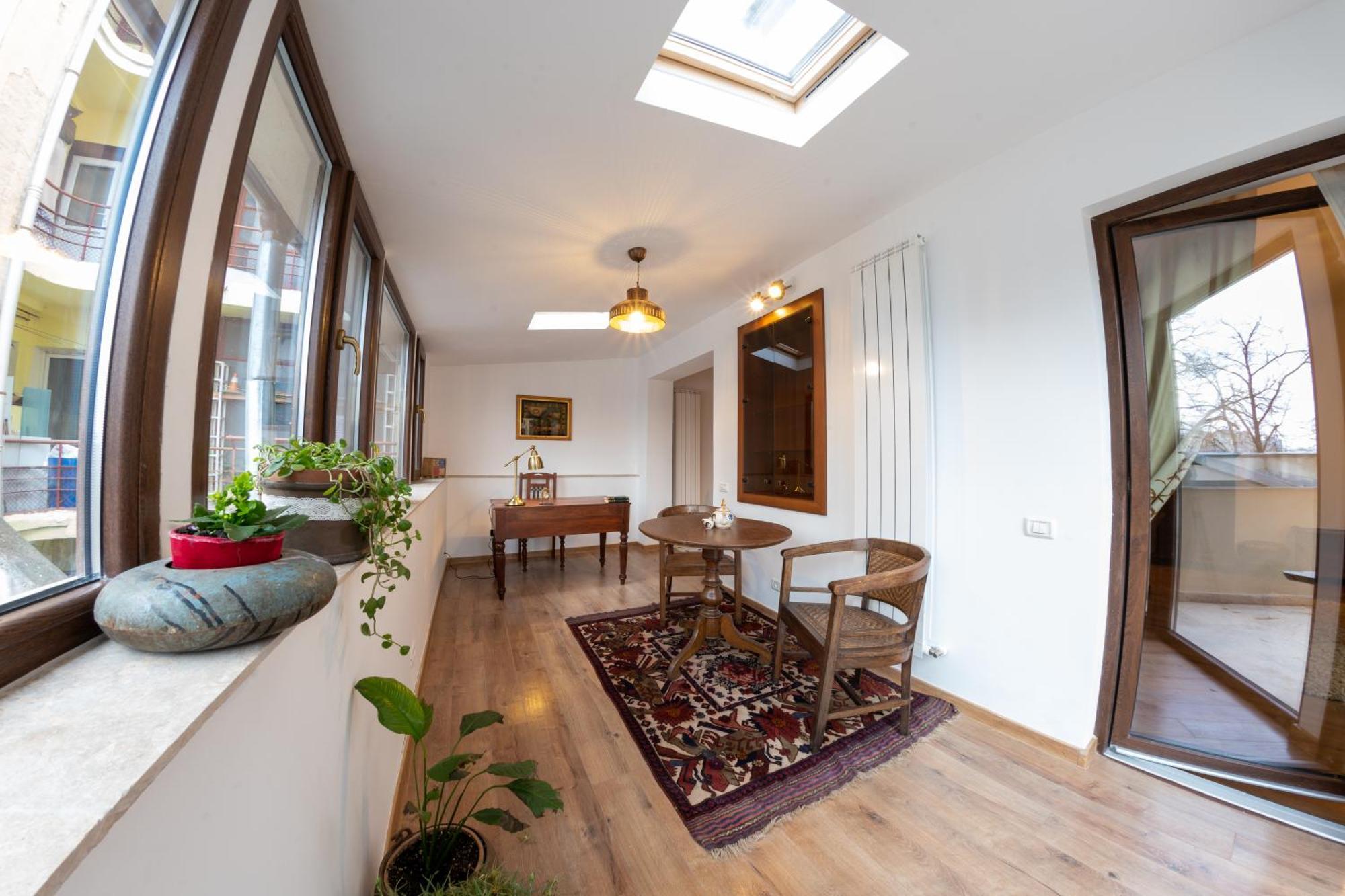 Theatre Rooftop Apartment With Patio Bukares Bagian luar foto