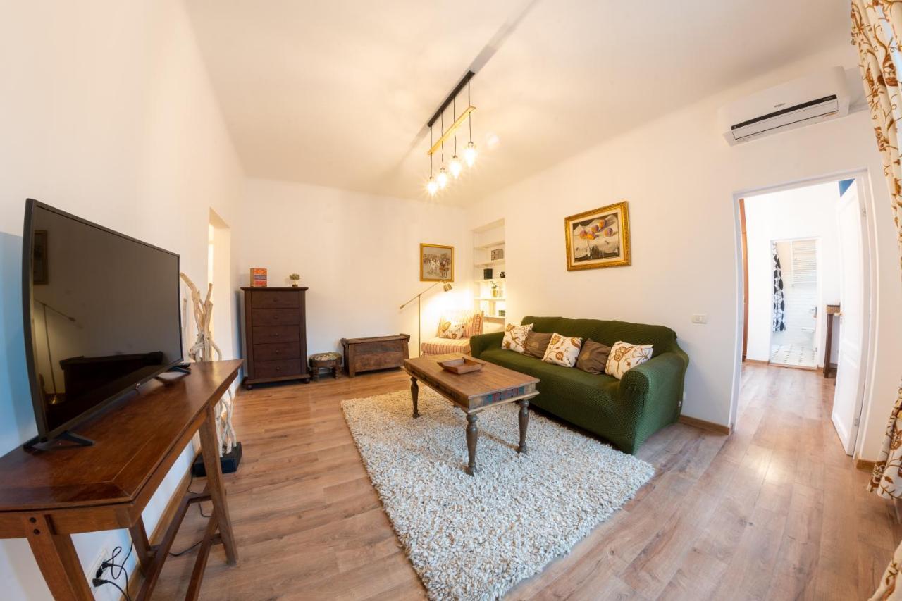 Theatre Rooftop Apartment With Patio Bukares Bagian luar foto