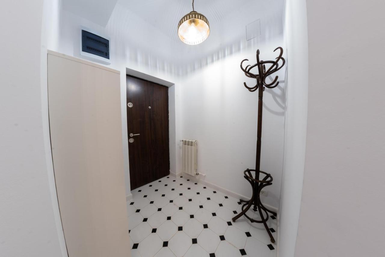 Theatre Rooftop Apartment With Patio Bukares Bagian luar foto