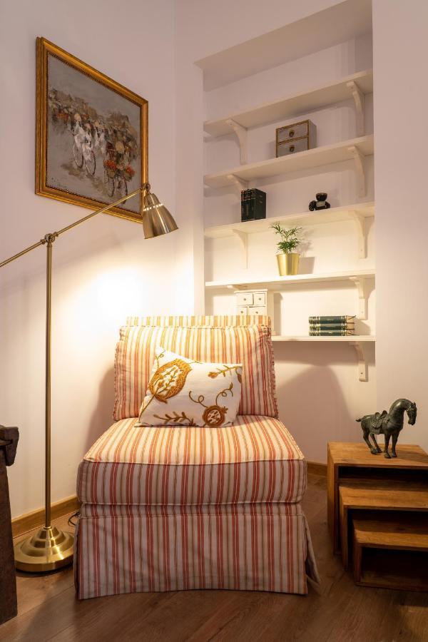 Theatre Rooftop Apartment With Patio Bukares Bagian luar foto